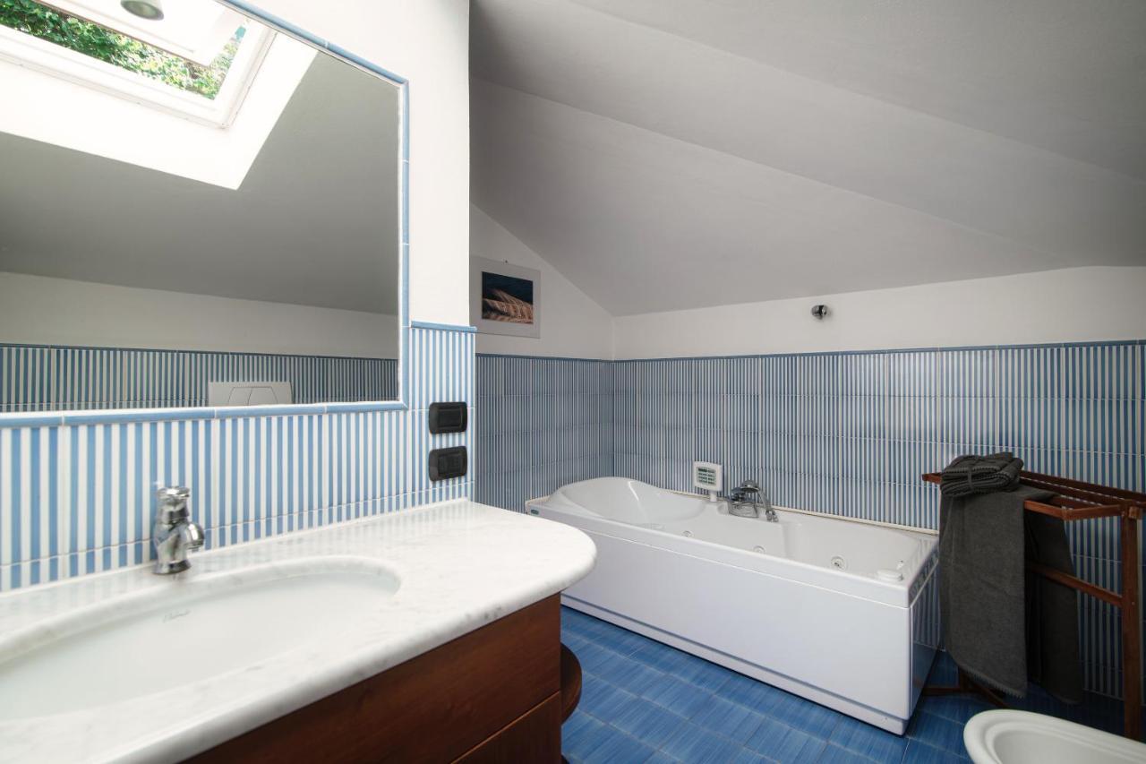 I D'A Charming Penthouse - Lake View- Como- House-130 Mt-2 Double Bedrooms And 2 Double Bathrooms A Spacious Living Room-Full Equipped Kitchen-Private Garden And Terrace-Private Covered Parking Exteriör bild